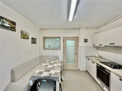 De inchiriat ap. 3 camere, decomandat, 80 mpu, etaj 1, mobilat, utilat - foto 3