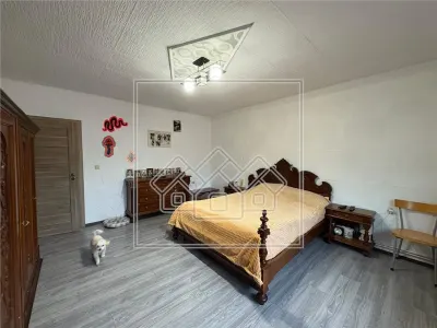Apartament la casa cu 4 camere, balcon si curte - zona Lazaret - foto 3
