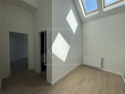 Penthouse cu 3 camere, 2 bai si balcon - la cheie - foto 4