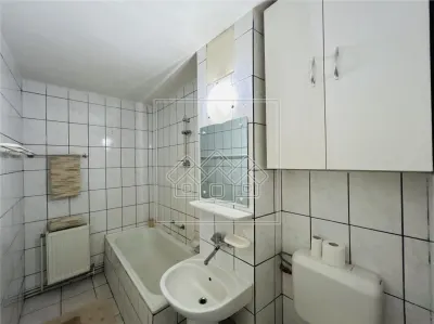 Apartament decomandat, 3 camere, 2 bai, balcon, etaj5/7 - Terezian - foto 13