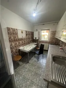 Decomandat pe 2 parti cu centrala langa Posta - foto 4