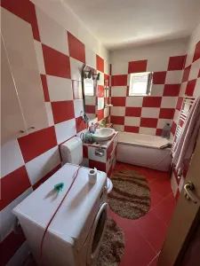 3 camere decomandat cu 2 bai centrala bloc mansardat cu loc de parcare - foto 2
