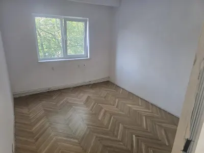 Decomandat cu 2 bai la etajul 2, proaspat renovat - foto 2