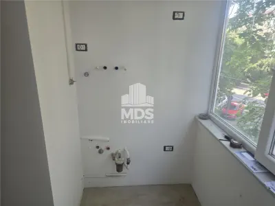 Decomandat cu 2 bai la etajul 2, proaspat renovat - foto 11