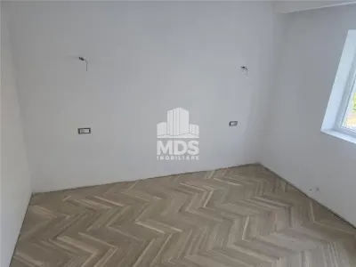 Decomandat cu 2 bai la etajul 2, proaspat renovat - foto 9