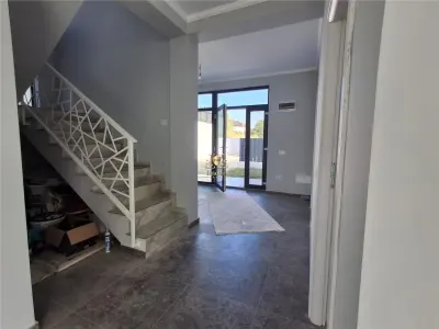 Casa  cu etaj 4 camere cu finisaje de lux- Bucium Visani OMV - foto 3
