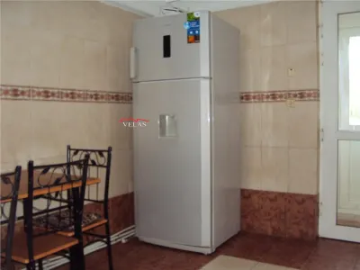 Inchiriez apartament 4 camere, et 2, semimobilat, zona Teatru - foto 11