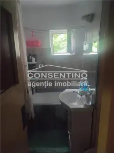 Se vinde apartament cu 3 camere  , etaj 2, Micro V - foto 2