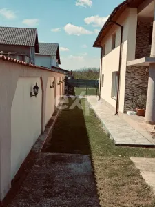 VÂNZARE CASĂ • ALBOTA • CURTE GENEROASĂ - foto 2