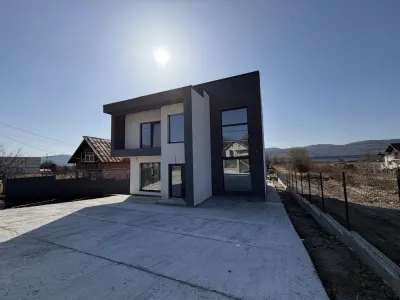 Casă modernă de vânzare în Curtea de Argeș – 1.000 mp teren, finisată la cheie - foto 6
