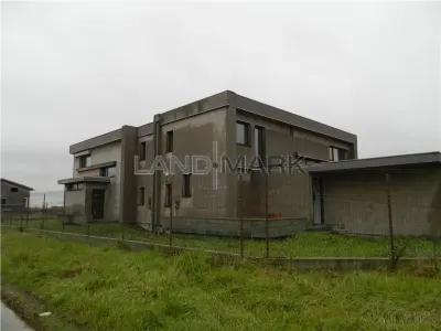 Casa cu 2 apartamente, semifinisată, Săcălaz - foto 1