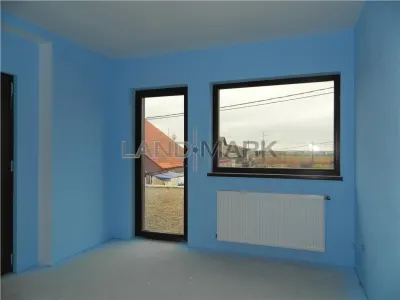 Casa cu 2 apartamente, semifinisată, Săcălaz - foto 5