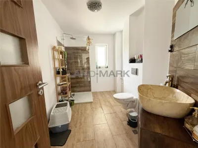 CASA individuala cu garaj, 5 camere, 3 bai Dumbravita zona lac Macilor - foto 15