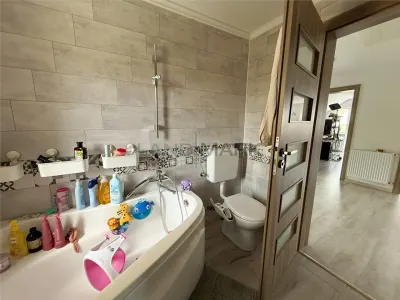 CASA individuala cu garaj, 5 camere, 3 bai Dumbravita zona lac Macilor - foto 17