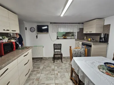 Casa spatioasa cu 2 apartamente zona Lupeni - Sibiu - foto 12