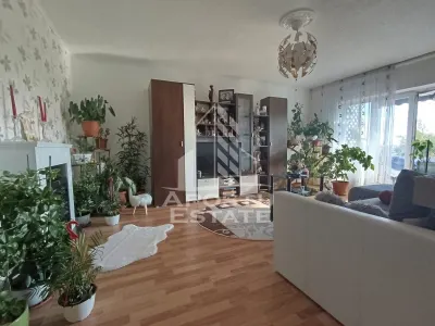 Apartament 4 camere, decomandat, 3 dormitoare, 2 bai, zona Fratelia. - foto 2