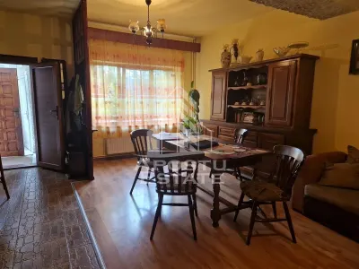 Casa familiala cu spatiu comercial si garaj P+1E+M 720 Mp - foto 14