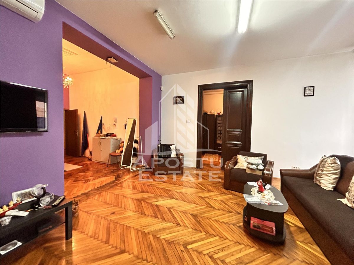 Apartament spatios 4 camere, 2 bai, parteer inalt in Piata Maria - Timisoara
