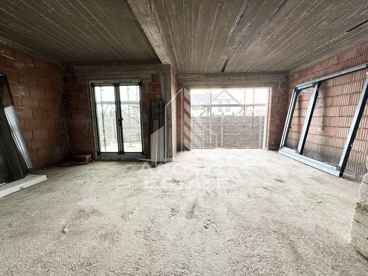 Duplex cu 4 camere, bucatarie separata, toate utilitatile, la asfalt. - Giroc
