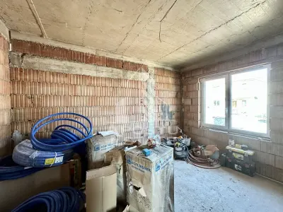 Jumatate de duplex cu 5 camere despartit prin garaj, 131 mp utili - foto 9