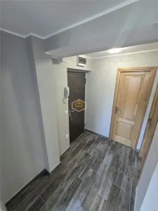 Etaj 3 | Apartament renovat cu 2 camere + garaj | Botizului - foto 3