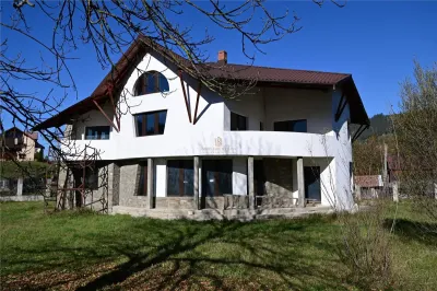 CASĂ DE VÂNZARE ÎN CÂMPULUNG MOLDOVENESC | BUCOVINA | 310 MP UTILI | TEREN 786 MP | LA 4 KM DE PÂRTIA DE SCHI | 125.000 Euro | COMISION 0% - Campulung Moldovenesc
